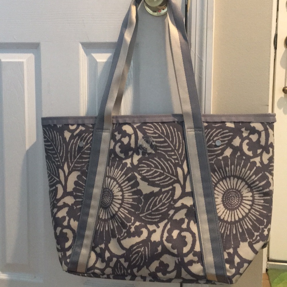 Lululemon should Bag!!! In Grey & White color